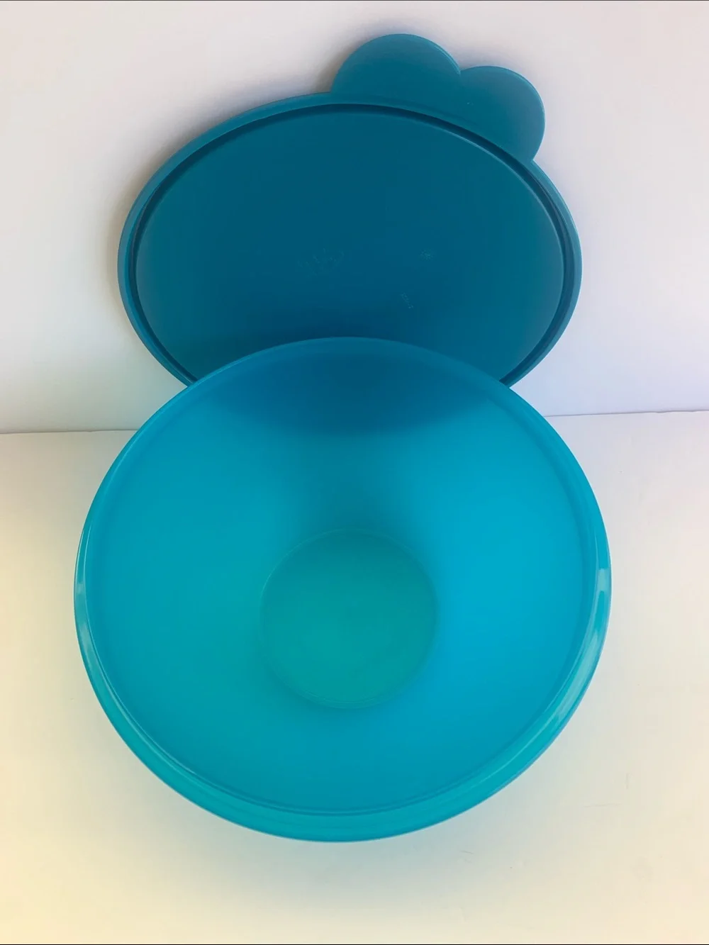 Tupperware Heritage Wonderlier Bowl Vintage 2L (8 3/4 Cups)  Blue  Color